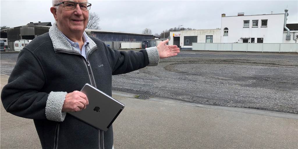 Harry Steckel zeigt auf das Grundstück, auf dem jahrzehntelang eine Tankstelle stand.