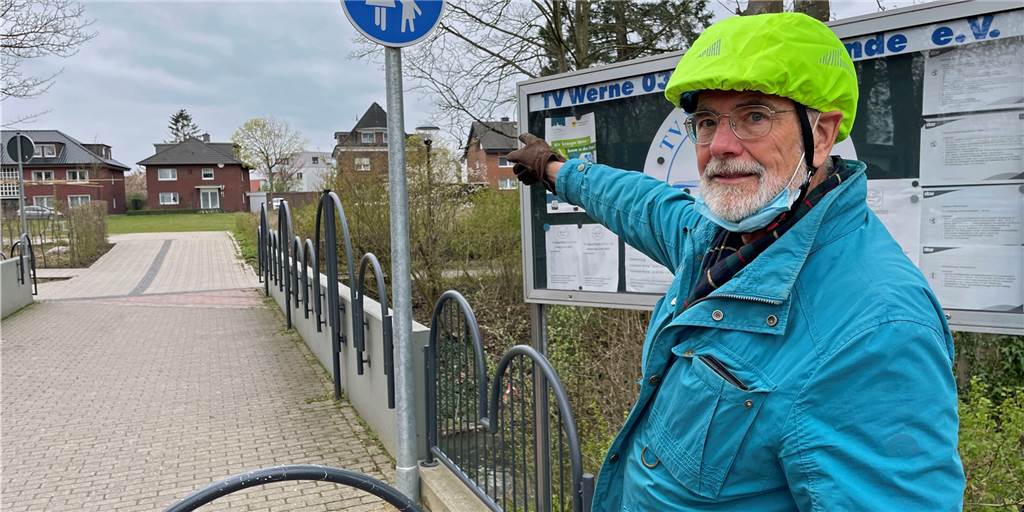 Ein Mann zeigt auf ein Schild am Solebad Werne.
