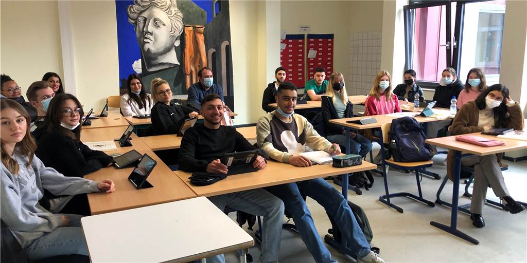 Maske im Unterricht: Das müssen die Lehrer in den Klassen selbst regeln Im Leistungskurs Geschichte der Jahrgangsstufe 12 der Gesamtschule Scharnhorst herrsche am Mittwoch (6.4.) ein gemischtes Bild, was das Tragen von Masken anging