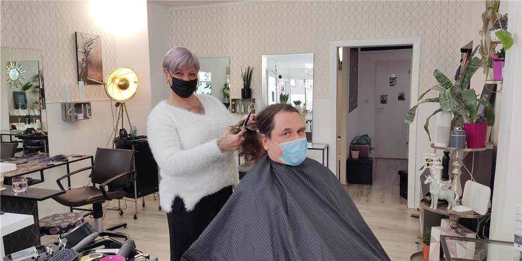 Preiserhöhung bei Friseuren in Werne? „Viele Betriebe kämpfen um ihre Existenz“ Judith Nickel schneidet einem Mann die Haare