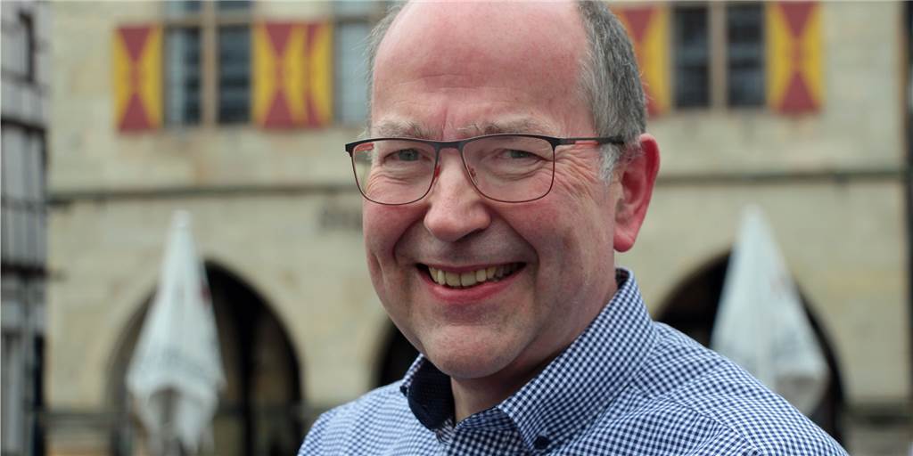 Rolf Weißner vor dem Alten Rathaus Werne.