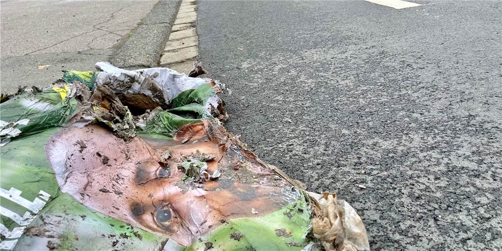 Rassistisch motivierte Tat? Wahlplakate der Grünen in Aplerbeck heruntergerissen Die Überreste eines der zerstörten Wahlplakate der Grünen liegen an der Aplerbecker Straße. Die Tat ist zur Anzeige gebracht.