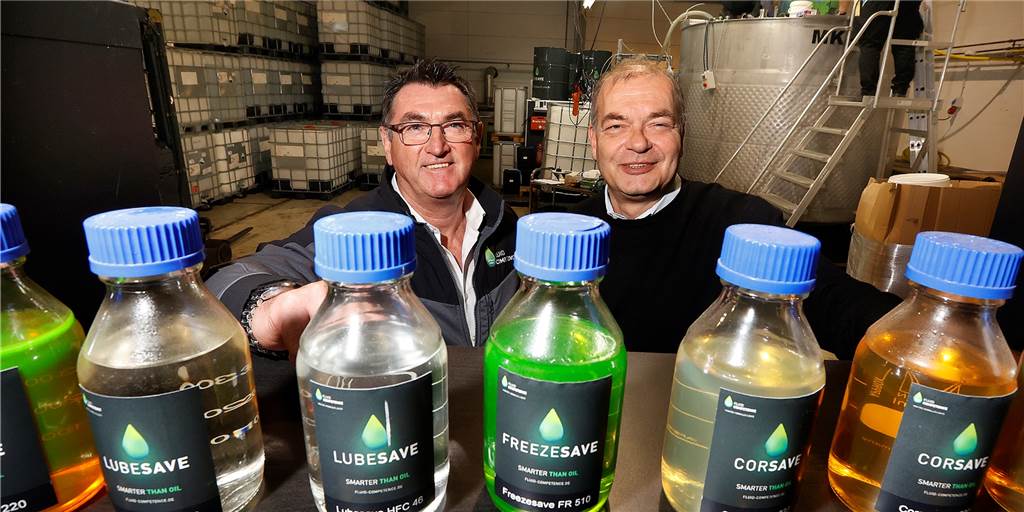 Ersatz für Erdöl erfunden: Kamener Firma testet neues Produkt erfolgreich Dieter Mantwill (l.) und Volker Bremer stellen ihre künstlich erzeugten Öle vor: Ihre Firma Fluid Competence stellt umweltfreundliche Hydraulikflüssigkeiten her, die fossile Betriebsstoffe ersetzen können.
