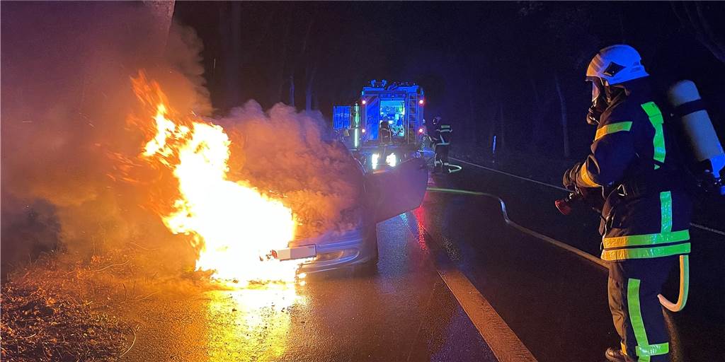 Auto eines Raesfelders geht während der Fahrt in Flammen auf Rettungskräfte bei den Löscharbeiten des brennenden Autos auf dem Marler Damm in Wulfen-Barkenberg.