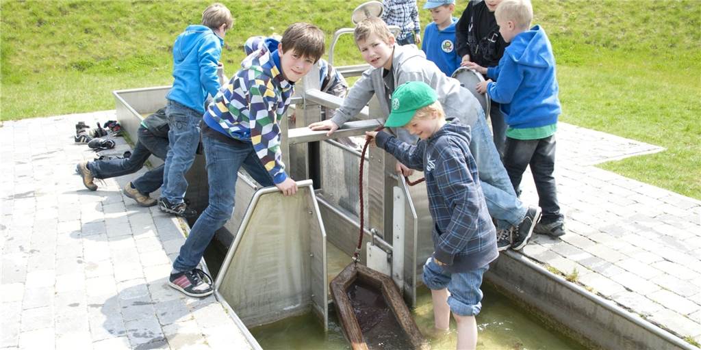 Spielplatzfest am Hebewerk: „MS Henrichenburg“ bringt Gäste ans Oberwasser Kinder spielen am Modell des Hebewerks.
