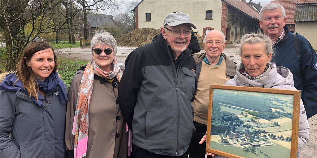 Absturz in Dorsten: Drei Wunder retten William Corson das Leben (mit Video) Dan Corson besucht den Tüshaus Hof, auf dem sein Vater William Corson einen Absturz von einem Bomber im Zweiten Weltkrieg nur knapp überlebte. Im Bild: Laura-Claire, Sharyn und Dan Corson, Richard Sühling, Margarete Tüshaus und Gerd Lammers.