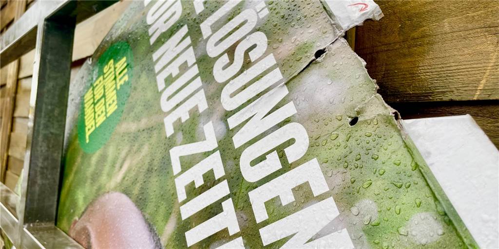 Keine rassistisch motivierte Tat: Warum die Plakate der Grünen von den Laternen fallen Keine rassistisch motivierte Tat: Warum die Plakate der Grünen von den Laternen fallen