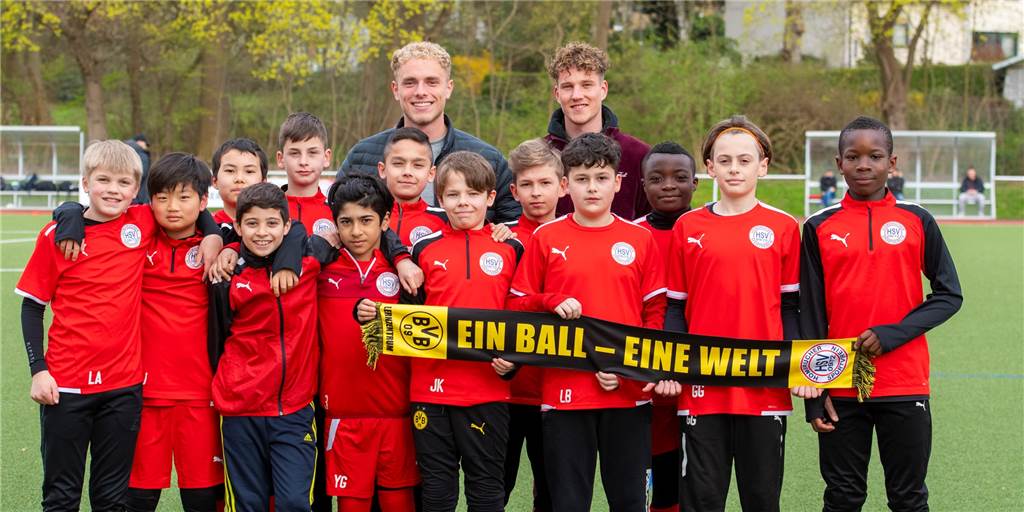 BVB-Jungprofis verbringen auf dem Trainingsplatz Zeit mit der Basis - Und haben Geschenke BVB-Jungprofis verbringen auf dem Trainingsplatz Zeit mit der Basis - Und haben Geschenke