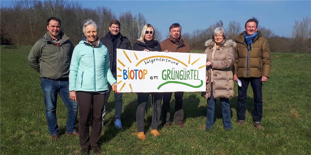 Rote Karte für 200 Wohneinheiten: Bürgerinitiative setzt neue Ideen um Die Dortmunder Bürgerinitiative, die sich gegen ein Neubaugebiet wehrt, macht engagiert weiter: Der Vorstand der Dortmunder Bürgerinitiative, die sich gegen ein Neubaugebiet wehrt, macht engagiert weiter: Klaus Heise, Udo Diesing, Dr. Sabine Darschnik, Nina Trzeciok, Oliver Schmidt, Marcel Christofzik und Annette Brinkmann. Nicht auf dem Foto sind Michael Schneider und Carolin Schroeder.