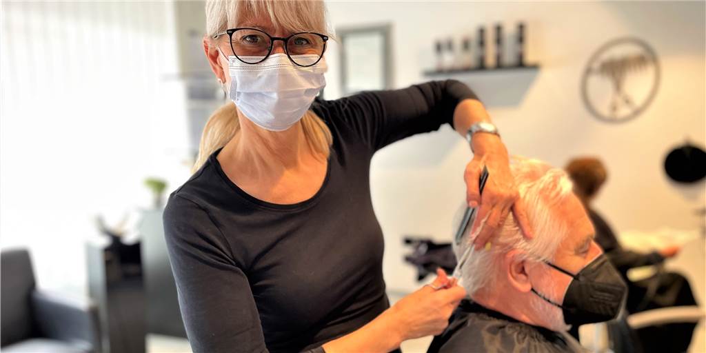 Dortmunder Friseurin verlängert Maskenpflicht – Kunden: „Das ist vernünftig“ Friseurmeisterin Ulrike Wernicke setzt weiterhin auf die Maskenpflicht in ihrem Salon. Bei ihren Kunden muss sie dafür keine Überzeugungsarbeit leisten.