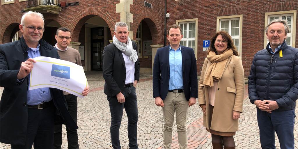 Zitterpartie: Weichen für die Fusion von SVS und Stadtwerken sind gestellt "MeinWerk": Südlohns Bürgermeister und SVS-Aufsichtsratsvorsitzender Werner Stödtke zeigt das neue Logo – falls die Fusion mit den Stadtwerken Ahaus im Herbst beschlossen wird. Mit ihm freuen sich Bürgermeister Berthold Dittmann, SVS-Geschäftsführer Thomas Spieß, Bürgermeister Tom Tenostendarp, Bürgermeisterin Karola Voß und Stadtwerke-Geschäftsführer Karl-Heinz Siekhaus über das grundsätzliche Ja der Räte in Ahaus, Stadtlohn, Vreden und Südlohn.