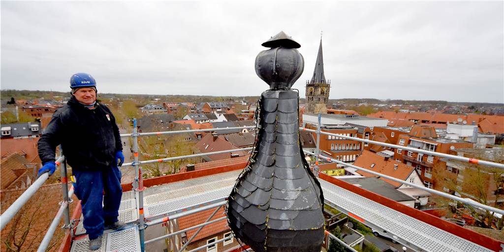 Arbeiten in 25 Metern Höhe: Glockenturm auf dem Amtsgericht wird saniert Peter Fischer (63) arbeitet seit 27 Jahren als Gerüstbauer bei Teupe in Stadtlohn. Das 25 Meter hohe Gerüst am Amtsgericht ist für ihn nichts besonderes, sagt der Vorarbeiter.