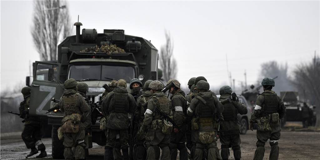 Putins Armee sammelt sich für einen Großangriff aus dem Osten Das von der staatlichen russischen Nachrichtenagentur Sputnik veröffentlichte Bild zeigt russische Soldaten die in der Stadt im Norden der Krim neben einem Militärlastwagen stehen.