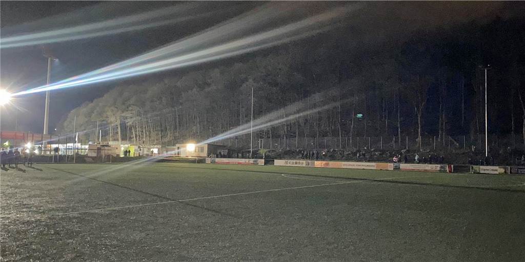 Plötzlich alles dunkel: Vredener treten Heimreise nach 87 Minuten ohne Ergebnis an Knapp 87 Minuten lang hatte das Flutlicht den Kunstrasen in Siegen erhellt. Dann ging plötzlich nichts mehr.