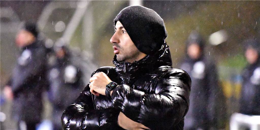 Schermbeck verliert in Münster - doch der Spieltag beschert der Oberliga einen ganz anderen Aufreger Sleiman Salha, Trainer des SV Schermbeck, an der Seitenlinie