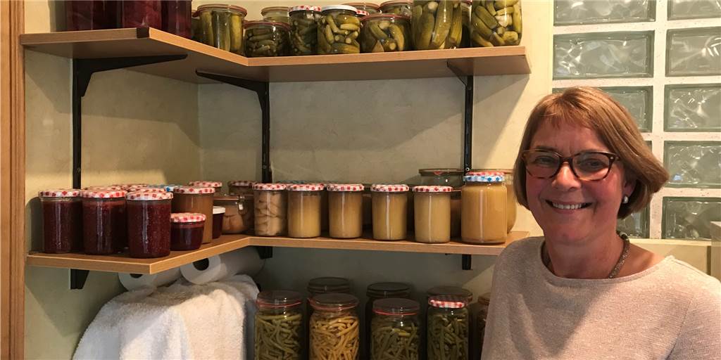 Wieder im Trend: Olfener Landfrauen über das Prinzip des Einmachens Renate Ellertmann vor ihrem selbst erzeugten Vorrat. Sie macht ihr eigenes Obst und Gemüse ein.