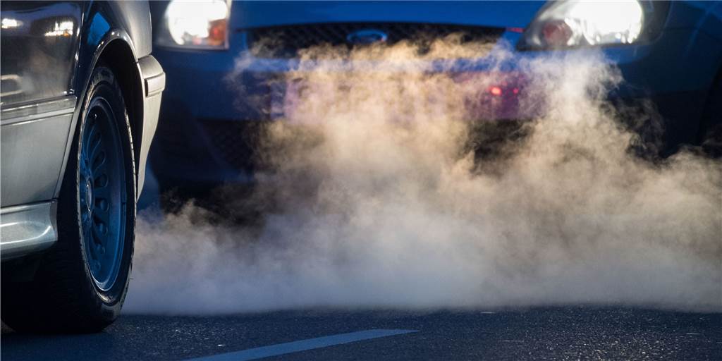 Abgasskandal: Autoherstellern ist die Gesundheit der Menschen egal Qualm steigt aus einem Auspuff eines Fahrzeuges auf: Viele Diesel in Deutschland sind mit manipulierten Abgas-Abschalteinrichtungen unterwegs.