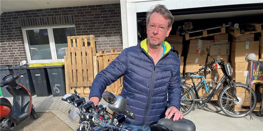 Ein Mann zeigt sein besonderes Fahrrad in Herbern.