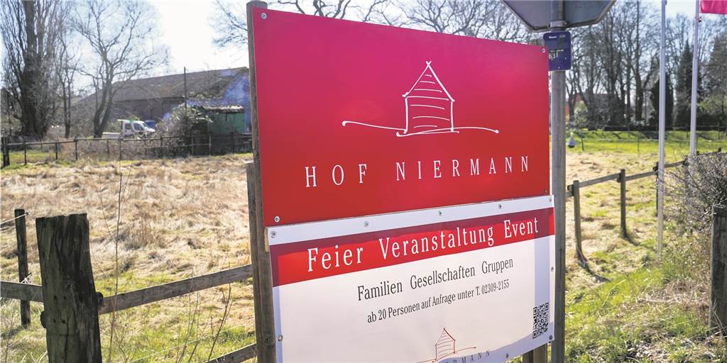 Hof Niermann: Zeitplan für „Hochzeitsbetrugs-Prozess“ steht fest - lange Zeugenliste Ein Schild mit der Aufschrift "Hof Niermann - Feier Veranstaltung Event" weist im Vordergrund eines Bauernhofes in Waltrop auf die Feier-Location hin.