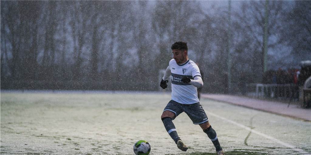 Werner SC empfängt Spitzenreiter IG Bönen - Leistungsträger fallen aus Jussef Saado, hier zuletzt im Derby am Ball, wird dem Werner SC gegen IG Bönen am Sonntag verletzungsbedingt fehlen.