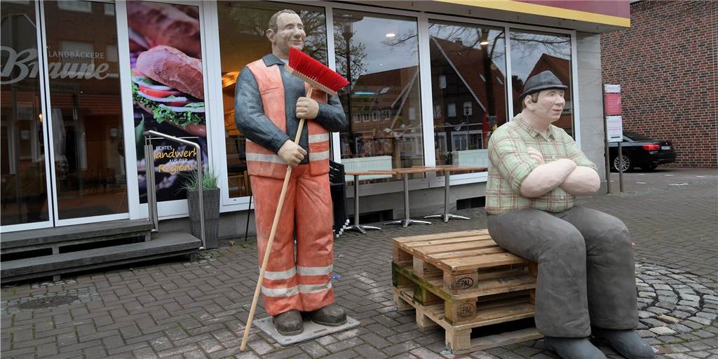 Die Alltagsmenschen, eine Kunst-Inszenierung der Wittenerinnen Christel und Laura Lechner stehen seit dem 9. April in Nordkirchen, Südkirchen und Capelle.