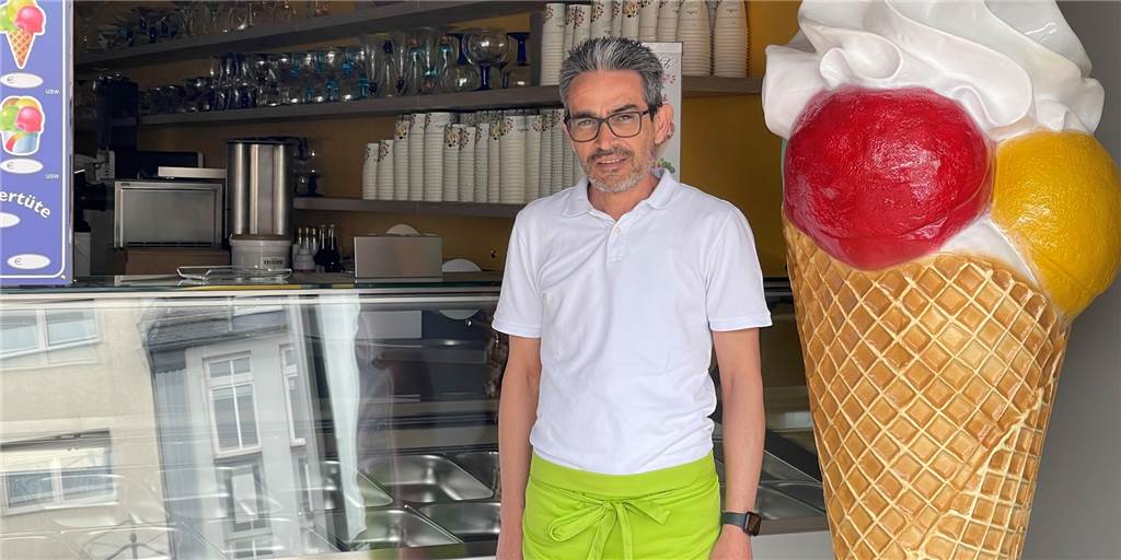 Eiscafé San Remo in Selm öffnet nach fast einem Jahr wieder Geschäftsführer Joao Ameixa freut sich über die Wiedereröffnung des Eiscafés an der Selmer Kreisstraße.
