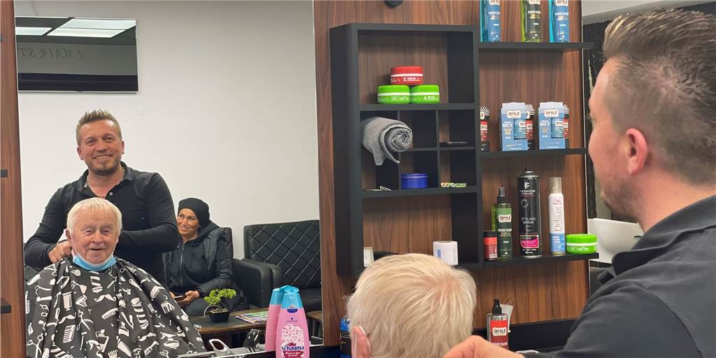 Neuer Friseur in der Castroper Altstadt: Mustafa Kaya hat bereits Stammkunden Mustafa Kaya (40) hat sich zum zweiten Mal als Friseur selbstständig gemacht. Die Stammkundschaft von früher kommt auch in den neuen Salon in der Castroper Altstadt.