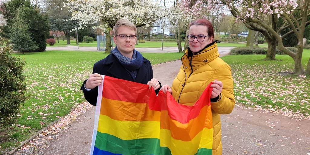 Beim Videodreh: Schwule und Lesben im Stadtpark angepöbelt und mit Steinen beworfen Rita Nowak und Daniel Petzoldt stehen mit einer Regenbogenflagge im Stadtpark.