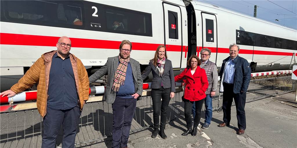Bahnübergang Husen: „Völlig unverständlich und extrem ärgerlich“ Die Sozialdemokraten aus Dortmund-Husen und Kamen-Methler trafen sich am Bahnübergang in Husen