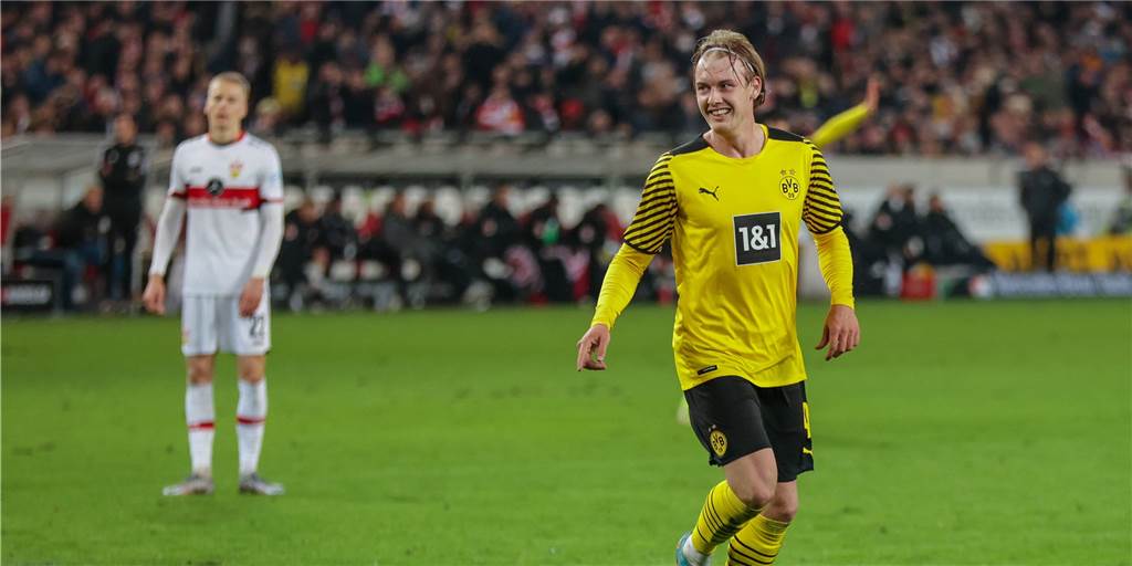 BVB-Einzelkritik: Brandt meldet sich zurück - Haaland-Durststrecke geht weiter BVB-Matchwinner beim 2:0 in Stuttgart: Julian Brandt lächelt und freut sich über seine Treffer.