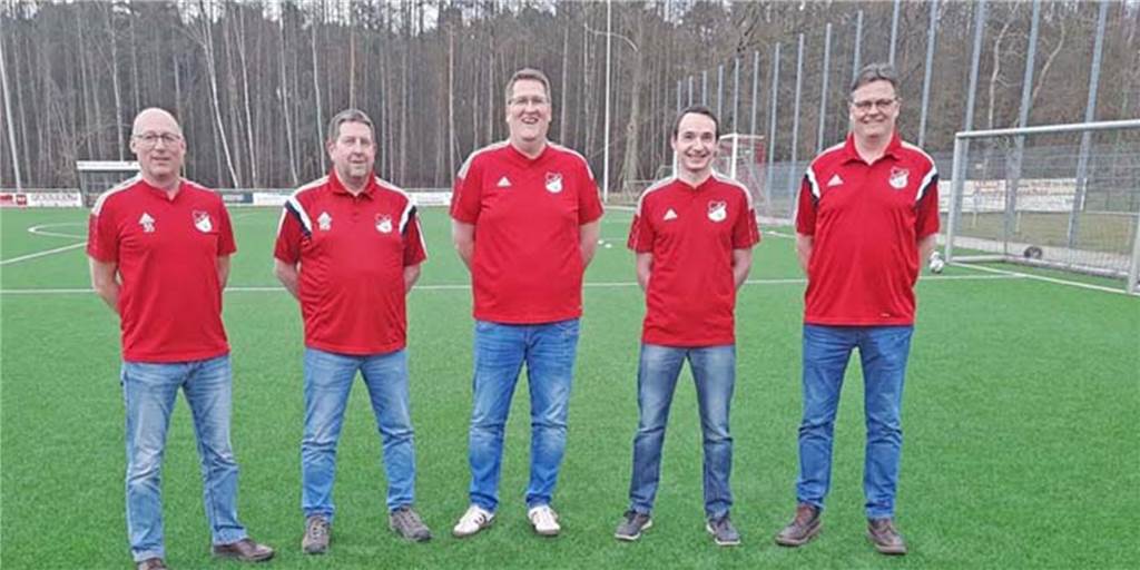 Michael Janßen betritt bei RW Deuten Neuland Trainerteam des SV Rot-Weiß Deuten II und Vorsitzeder Norbert Höing