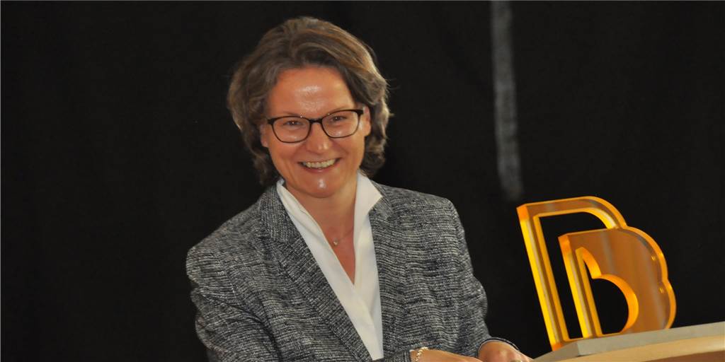Nach Mallorca-Reise: SPD Lünen fordert Rücktritt von Ina Scharrenbach Ministerin Ina Scharrenbach steht in der Kritik. Die SPD Lünen fordert ihren Rücktritt.