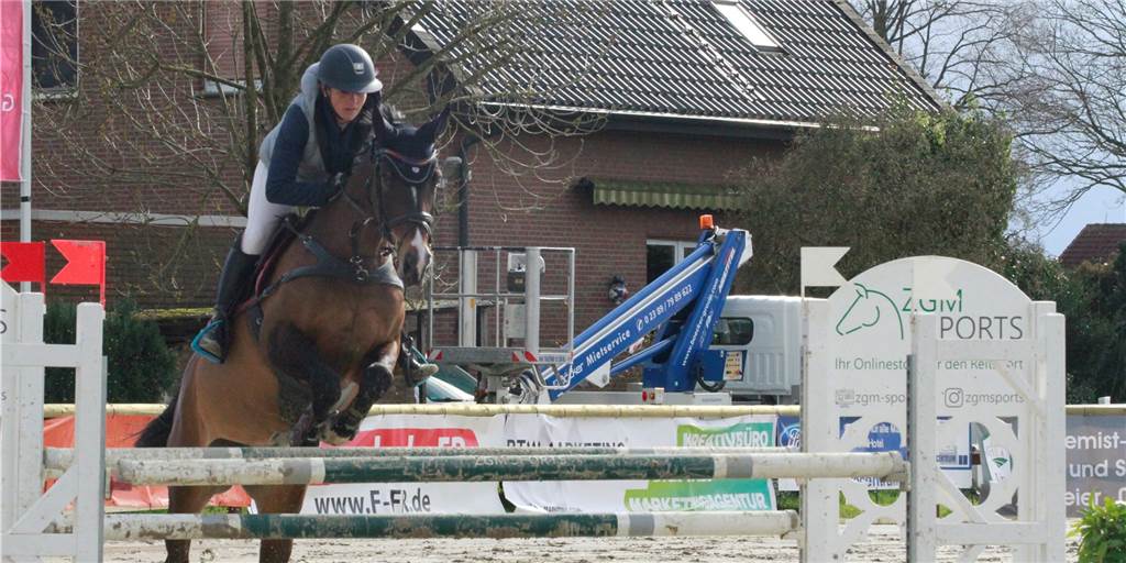 Wind und Regen begleiten Lenklar - Werner Reiter in ersten M-Springen auf dem Treppchen Wind und Regen begleiten Lenklar - Werner Reiter in ersten M-Springen auf dem Treppchen