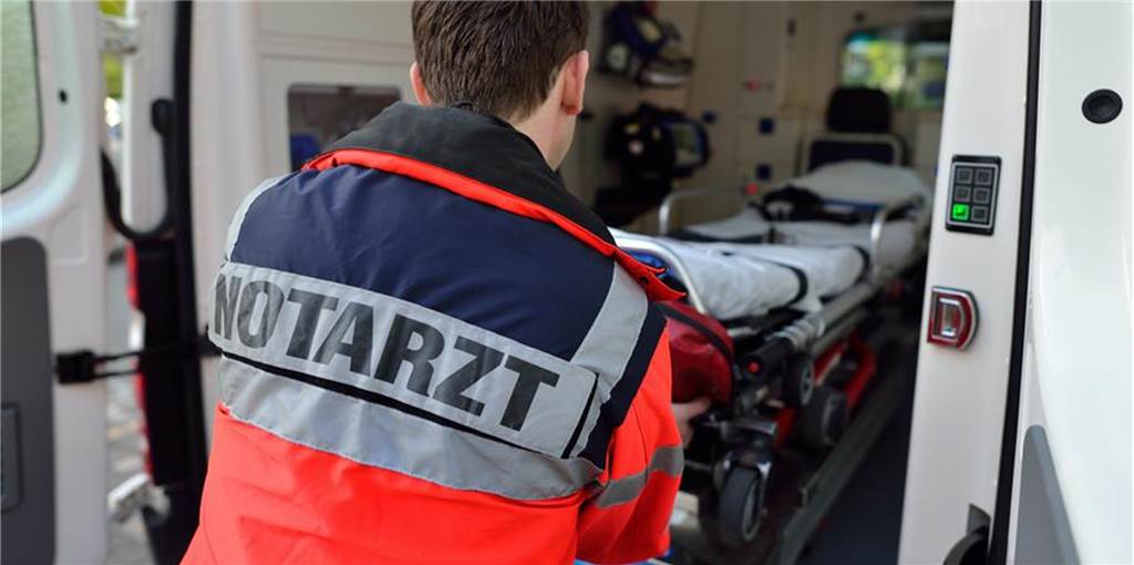 Dorstener Pedelecfahrerin (58) prallt am Atlantis gegen Auto Ein Notarzt zieht eine Trage aus einem Rettungswagen.