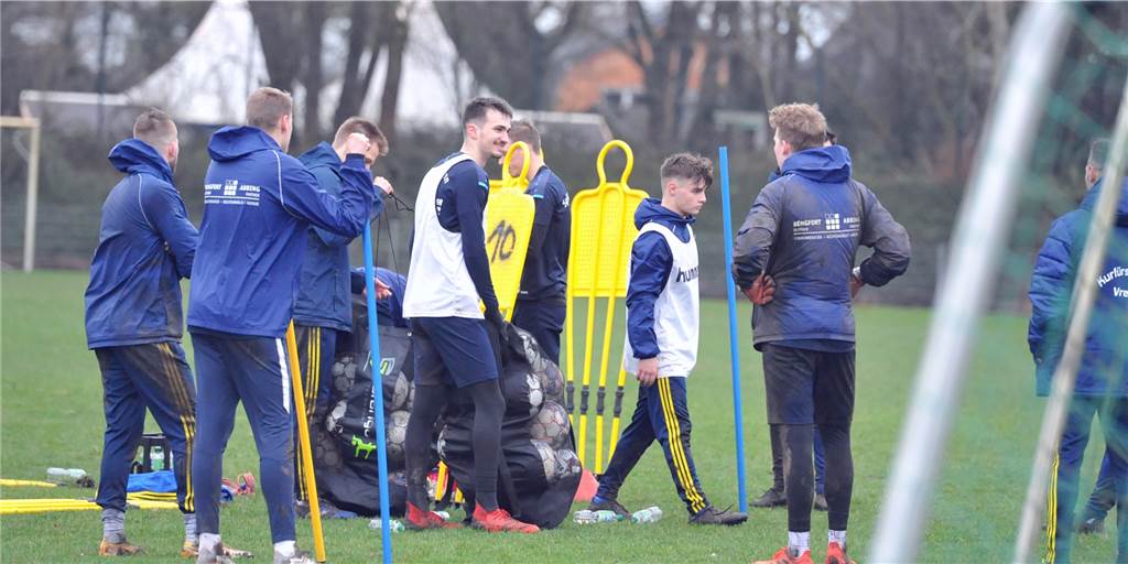 Spielabbruch in Siegen: SpVgg Vreden will 2:0-Wertung abwenden Das Spiel der SpVgg am Sonntag ist abgesagt worden. Der Verein hat bis Montag Zeit, seine Stellungnahme zum Spielabbruch beim Verbandssportgericht einzureichen.