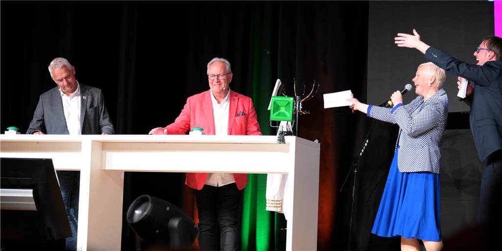 Olfen feiert mit „drei Haaren auf der Brust“ seine neue alte Stadthalle Bürgermeister Wilhelm Sendermann (l.) quizzte sich im Duell mit mehreren Gegnern durch den Abend.