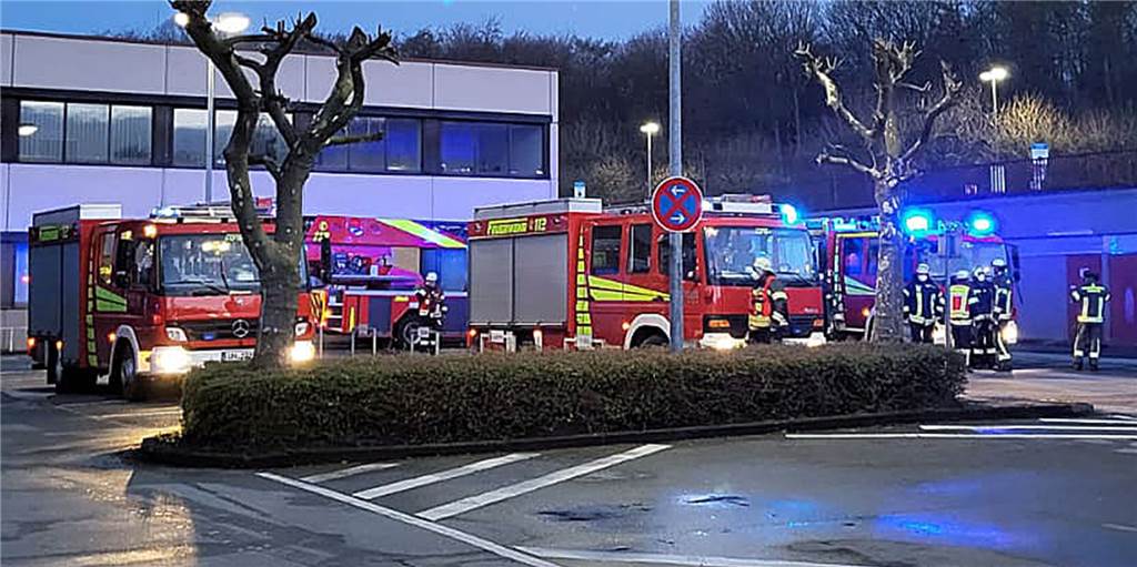 Feuerwehr-Fahrzeuge am Krankenhaus in Werne.