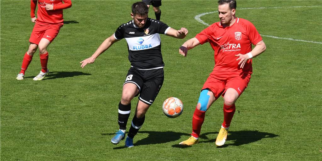 Lüner SV dreht Partie in wilden zwei Minuten und gewinnt Acht-Tore-Show Lukas Mertens (r.) brachte den Lüner SV in der zweiten Halbzeit in Führung.