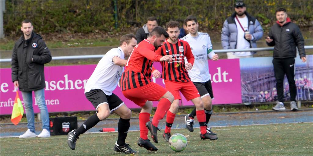 Ecken-Variante bringt den Lucky Punch: VfB Lünen feiert späten Derbysieg gegen den BV Brambauer II Marius Mantei (l.) wurde beim VfB Lünen schon früh in der Partie für Tim Gehrmann eingewechselt.