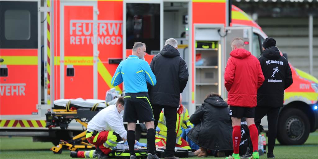 Spvg Schwerin gegen Union Lüdinghausen: Krankenwagen fährt über den Platz Spvg Schwerin gegen Union Lüdinghausen: Krankenwagen fährt über den Platz