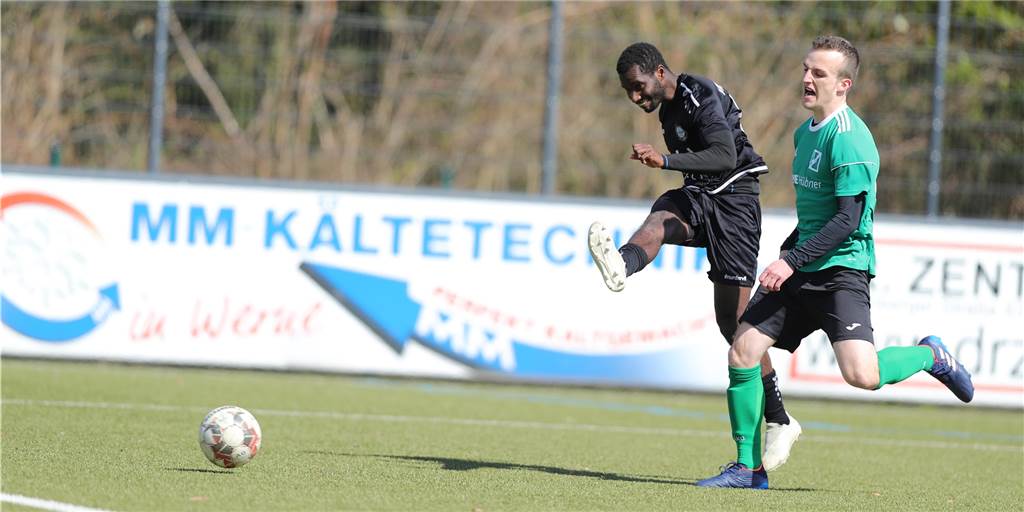 GS Cappenberg verliert wildes Spiel trotz Führung noch mit 2:3 gegen den VfL Kamen II Mamadou Diallo mit dem Schuss aufs Cappenberger Tor, doch der VfL-Spieler findet in GSC-Keeper Luca Wiegel seinen Meister.