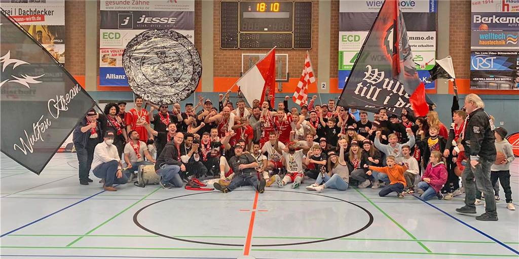 Fans und Mannschaft des BSV Wulfen feiern den vierten WBV-Pokalsieg
