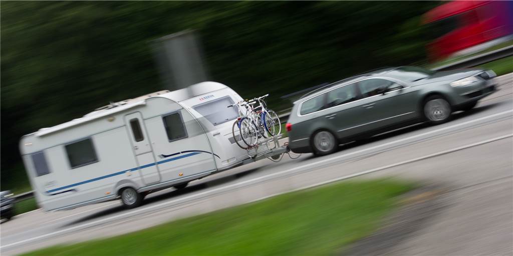 Dieser Autofahrer sollte mit seinem Wohnwagen besser rechtzeitig die A43 verlassen und nicht in die Schrankenanlage einfahren. 