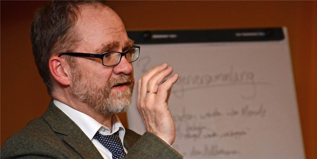 Heizen wird teurer: Martin Röper vom Mieterverein Dorsten gibt Tipps Martin Röper, Vorsitzender des Mietervereins Dorsten, steht vor einem weißen Plakat.