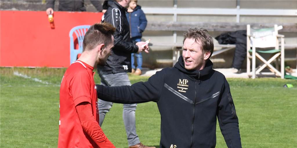 Lüner SV meldet sich bei Acht-Tore-Schlagabtausch zurück: „Wollten sie überrollen“ Kurz vor dem Seitenwechsel kassierte der Lüner SV mit Trainer Axel Schmeing (r.) und Torjäger Nico Berghorst das zwischenzeitliche 1:2.