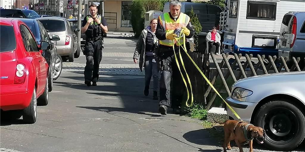 Brutaler Mord in Dortmund: Kripo sucht mit Spürhund nach Indizien Zwei Tage nach dem Mord in Dortmund-Oestrich sicherte die Polizei im Umfeld des Tatorts weitere Spuren. Zum Einsatz kam dabei auch ein Hund.