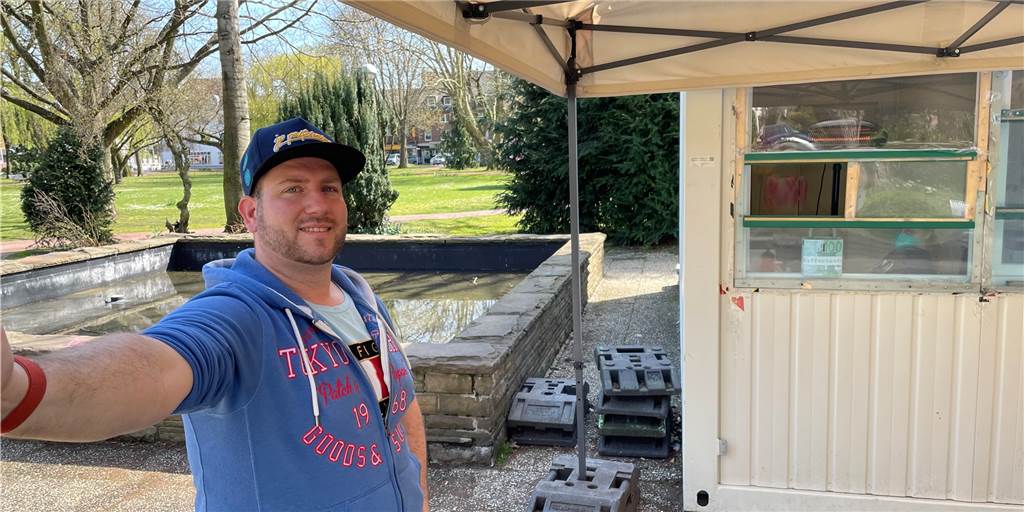 Testzentren in Haltern: Was passiert, wenn die Testpflicht entfällt? Sascha Parras steht vor dem Testzentrum neben dem Brunnen im Halterner Kardinal-Graf-von-Galen-Park.