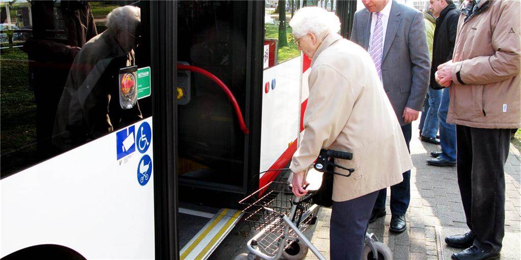 Im Bus mit Rollator: Vestische gibt in Dorsten Tipps für sichere Fahrt (mit Video) Eine Frau mit Rollator steht in Dorsten vor der Einstiegstür eines Busses.