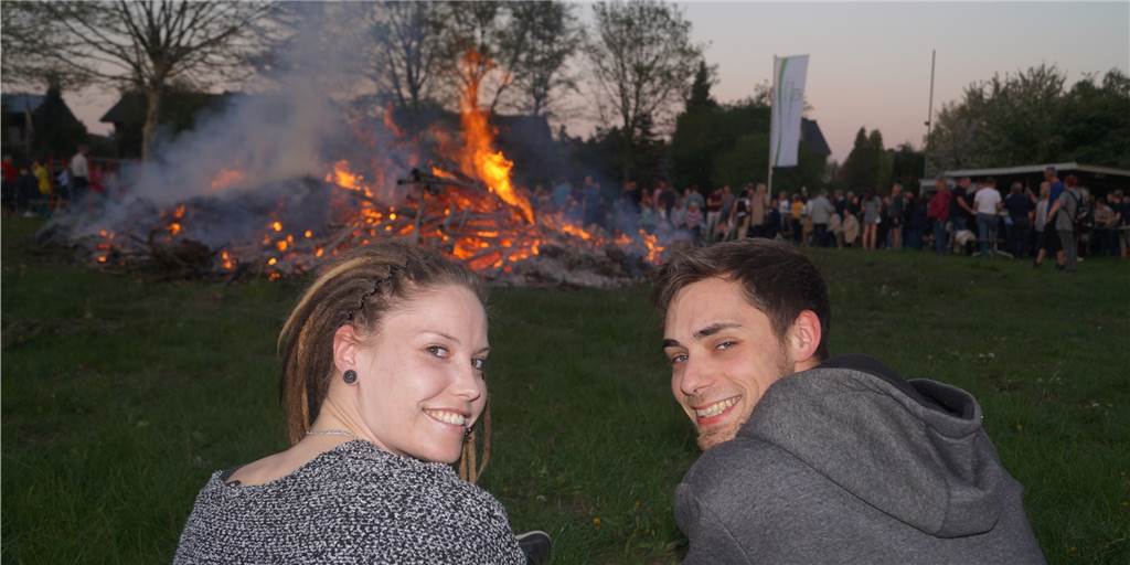 In Werne finden wieder Osterfeuer statt - aber mit besonderen Auflagen Zwei Menschen gucken in die Kamera. Hinter ihnen brennt das Osterfeuer