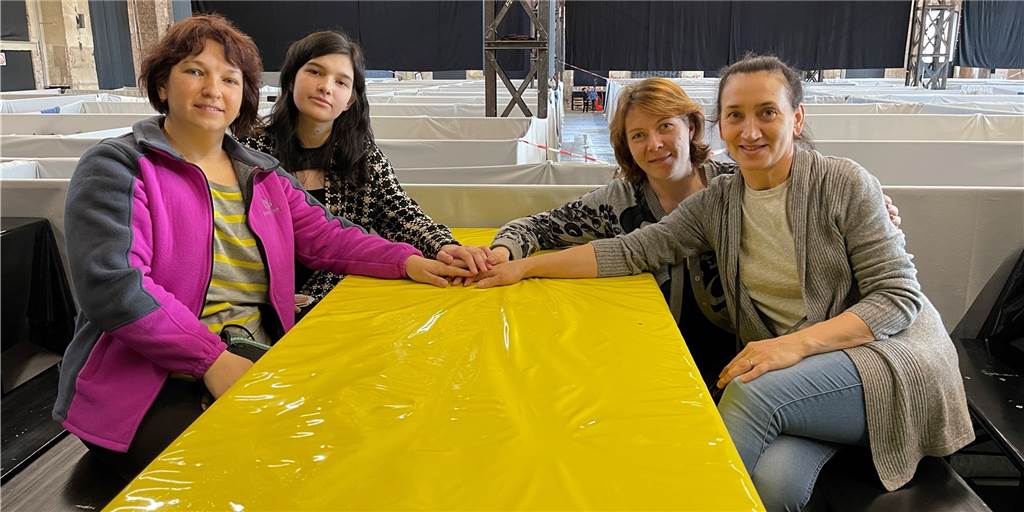Kritik an Dortmunder Notunterkunft: „Wie ein Schlag in die Magengrube“ Irina, Pauline, Olga und Tatiana (v. l.) aus der Ukraine leben in der Landesnotunterkunft in der Warsteiner Music Hall.